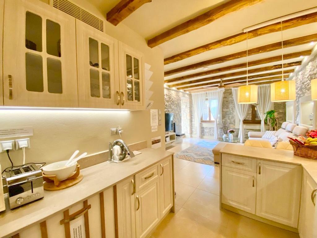 Villasonboard Rock Villa 3 Bed, 3 Bath, Jacuzzi, Seaside Ermióni Eksteriør bilde
