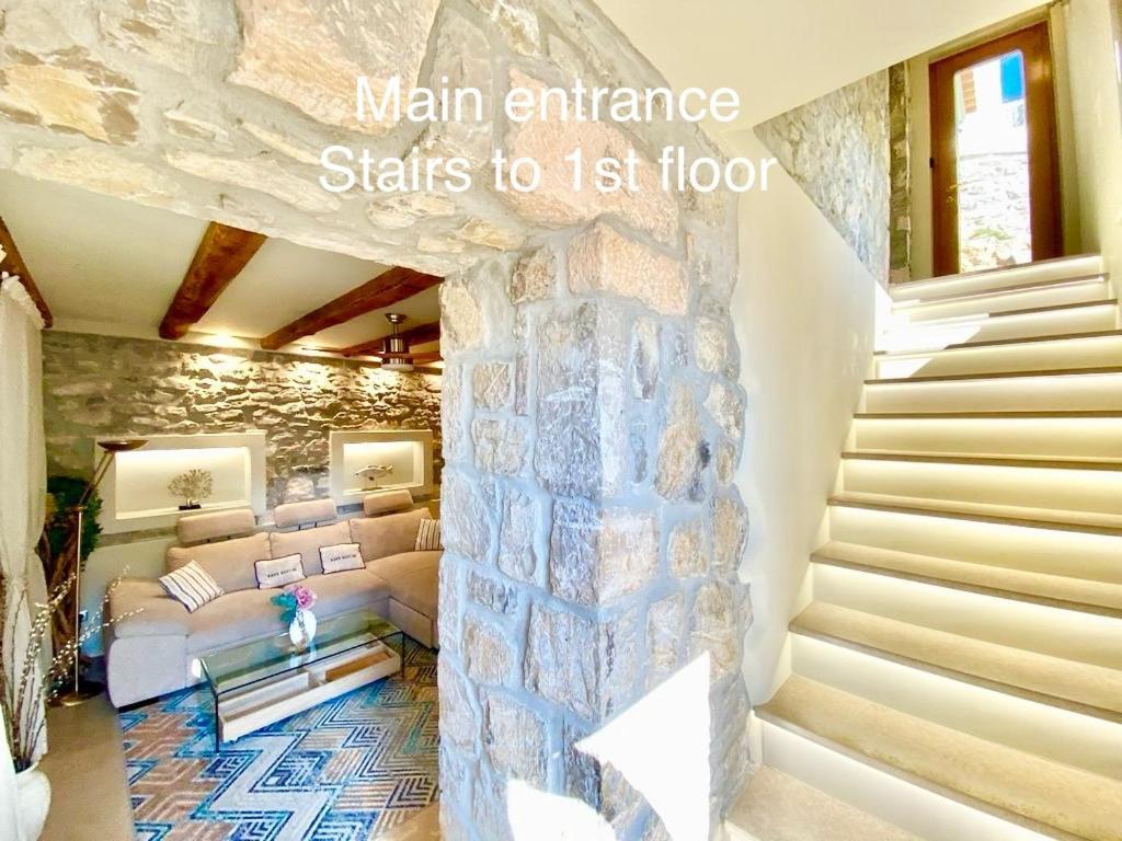 Villasonboard Rock Villa 3 Bed, 3 Bath, Jacuzzi, Seaside Ermióni Eksteriør bilde