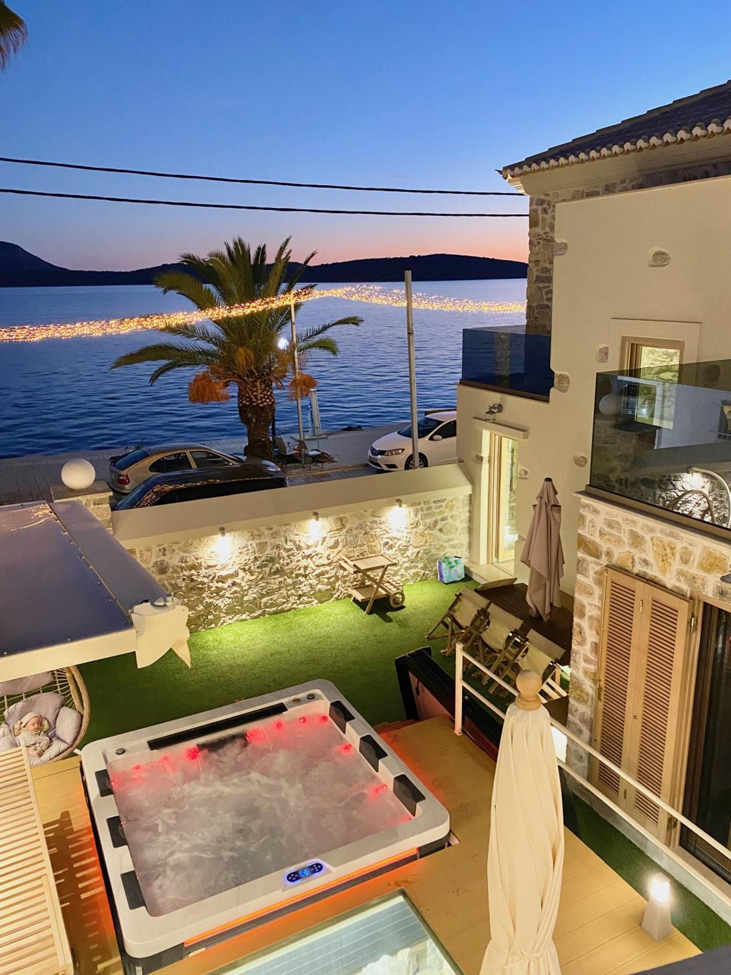 Villasonboard Rock Villa 3 Bed, 3 Bath, Jacuzzi, Seaside Ermióni Eksteriør bilde