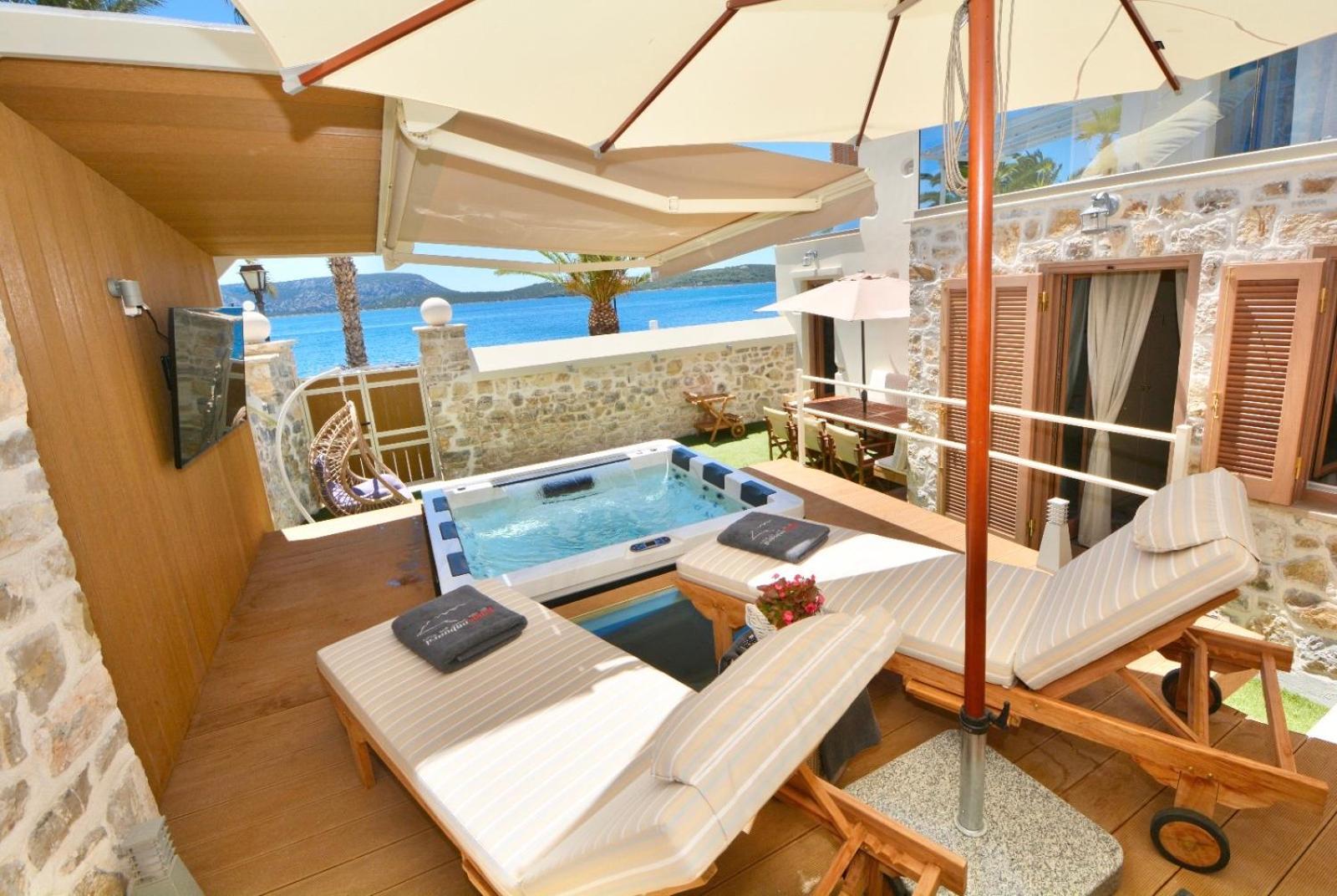 Villasonboard Rock Villa 3 Bed, 3 Bath, Jacuzzi, Seaside Ermióni Eksteriør bilde